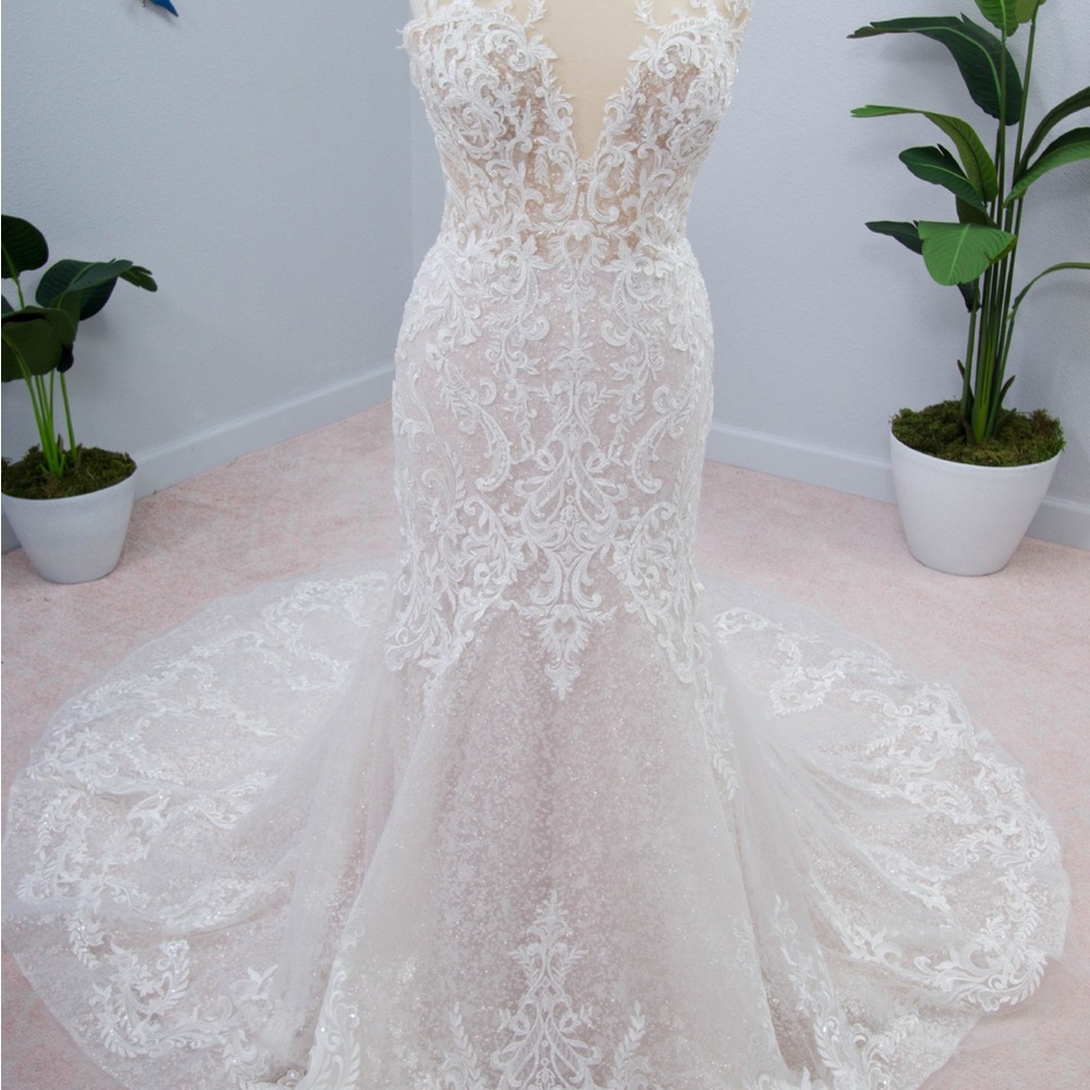 Elegant Lace Wedding Dress in White
